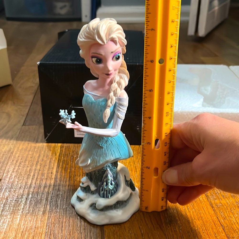 Disney Showcase Collection Frozen Elsa figure by Grand Jester Studios new in box
